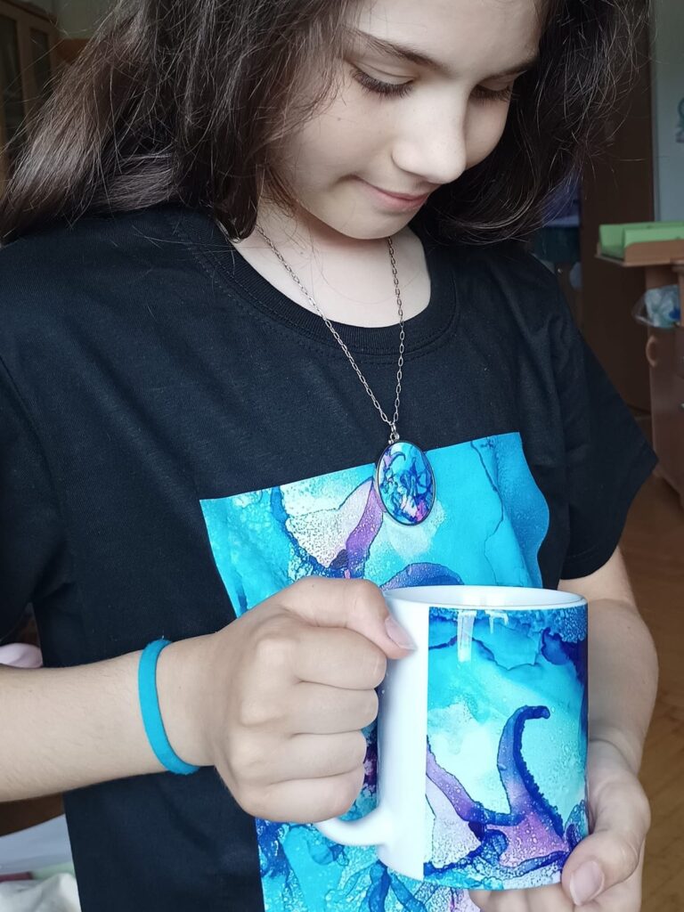 tričko, přívěšek a hrníček